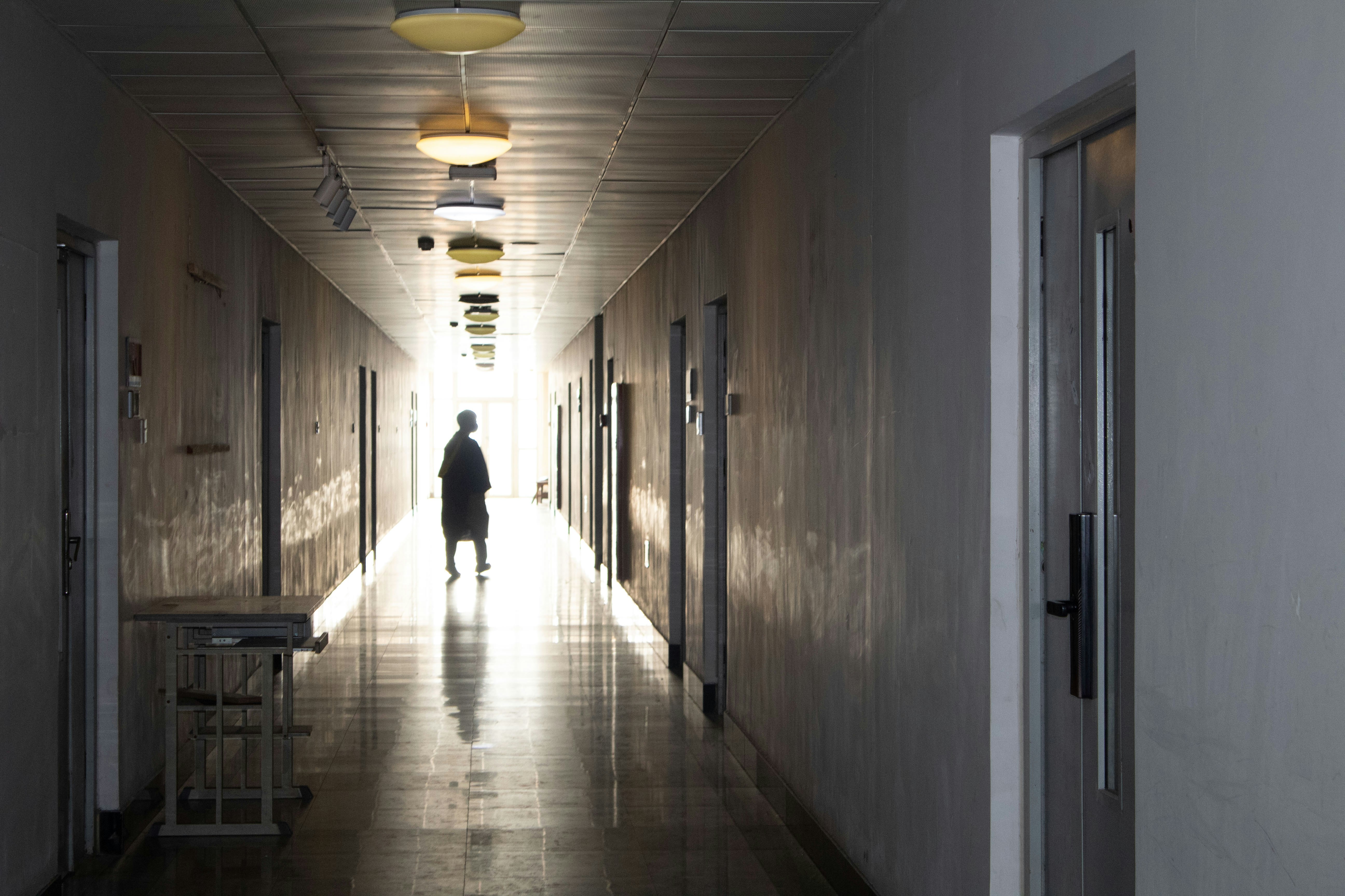 Relatório europeu expõe negligência e abusos em instituições que acolhem pessoas com deficiência